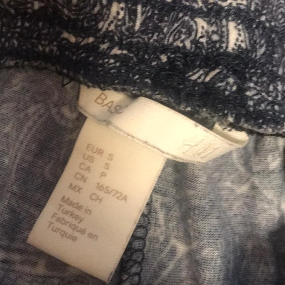 H&M comfy cute cropped lounge pants - Picture 3 of 3